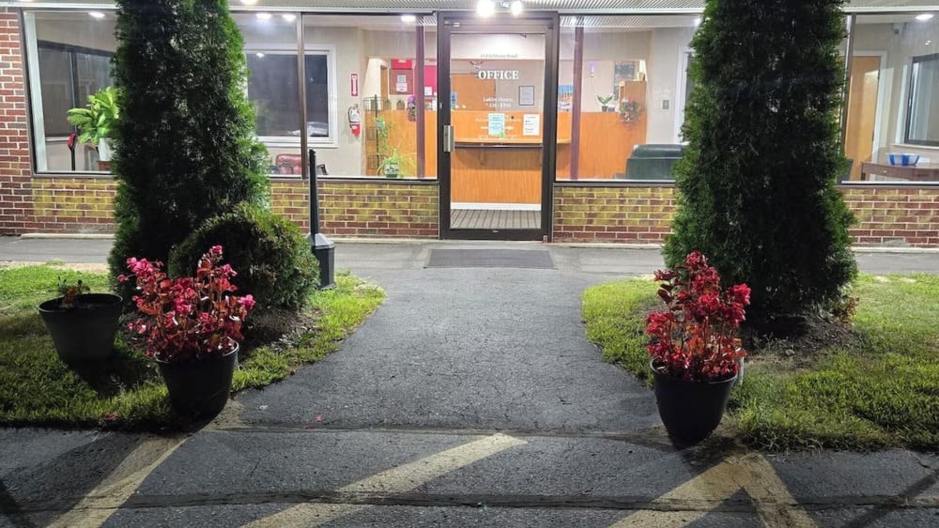 Exterior of Nashoba Valley Inn & Suit.