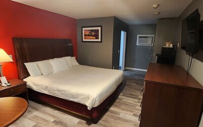 Day room with desk at Nashoba Valley Inn & Suit.