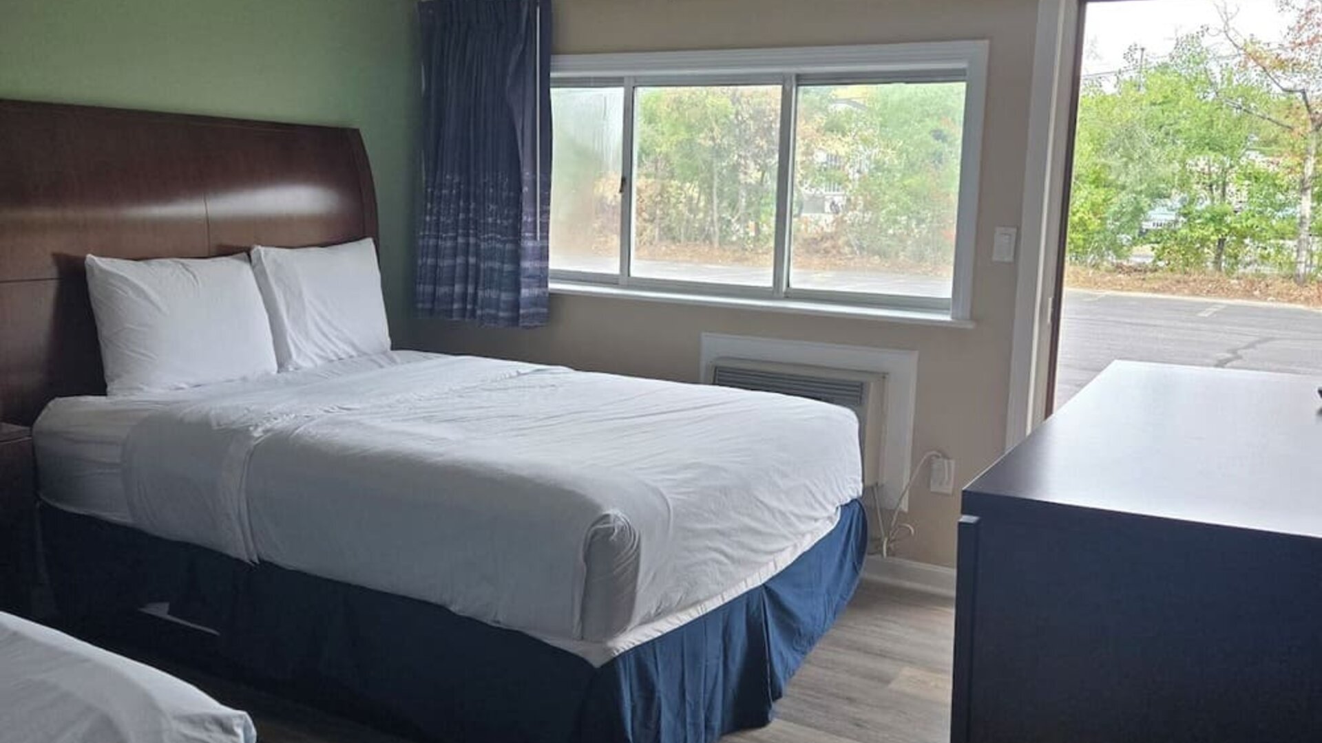 Day room with natural light at Nashoba Valley Inn & Suit.