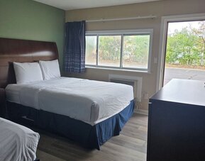 Day room with natural light at Nashoba Valley Inn & Suit.