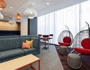 Coworking lounge seating at Tru By Hilton Montreal Centre-Ville.