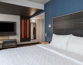 King bed with TV at Tru By Hilton Montreal Centre-Ville.