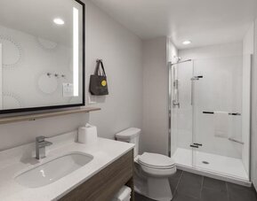 Guest bathroom with shower at Tru By Hilton Montreal Centre-Ville.