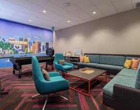 Cozy hotel lounge area at Tru By Hilton Montreal Centre-Ville.