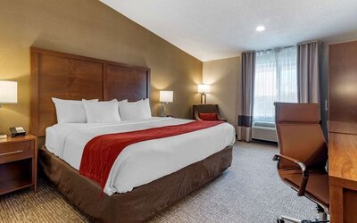 Day room with a desk, chair and plenty of natural light at Comfort Inn Glenmont - Albany South.