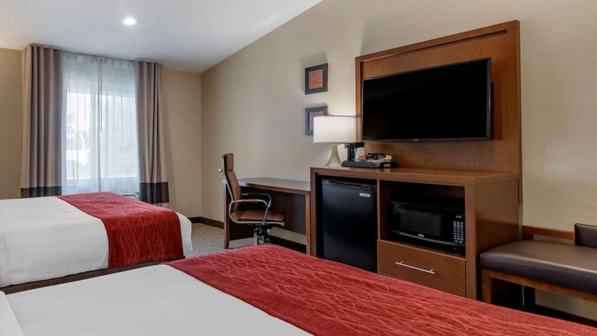 Day room with a desk, chair and plenty of natural light at Comfort Inn Glenmont - Albany South.