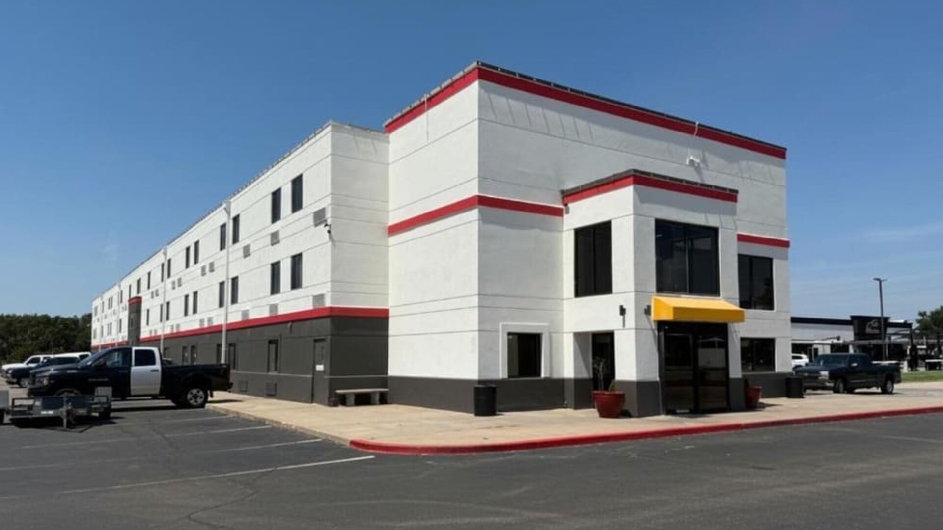Exterior at Coratel Inn And Suites By Jasper Wichita North