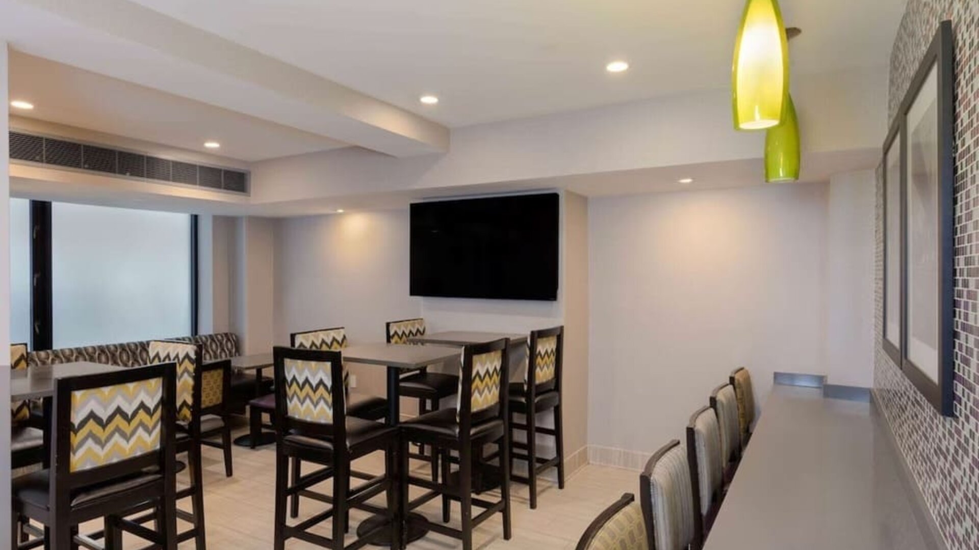 Dining area at La Quinta Inn & Suites By Wyndham New York City Central Park.