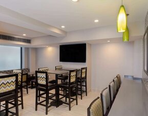 Dining area at La Quinta Inn & Suites By Wyndham New York City Central Park.