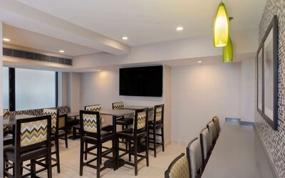 Dining area at La Quinta Inn & Suites By Wyndham New York City Central Park.