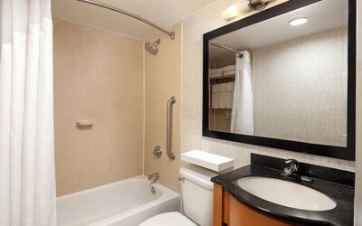 Bathroom with towels at Holiday Inn Express Times Square.