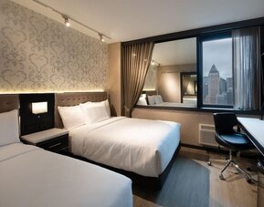 Day room with work desk and chair at Aliz Hotel Times Square.