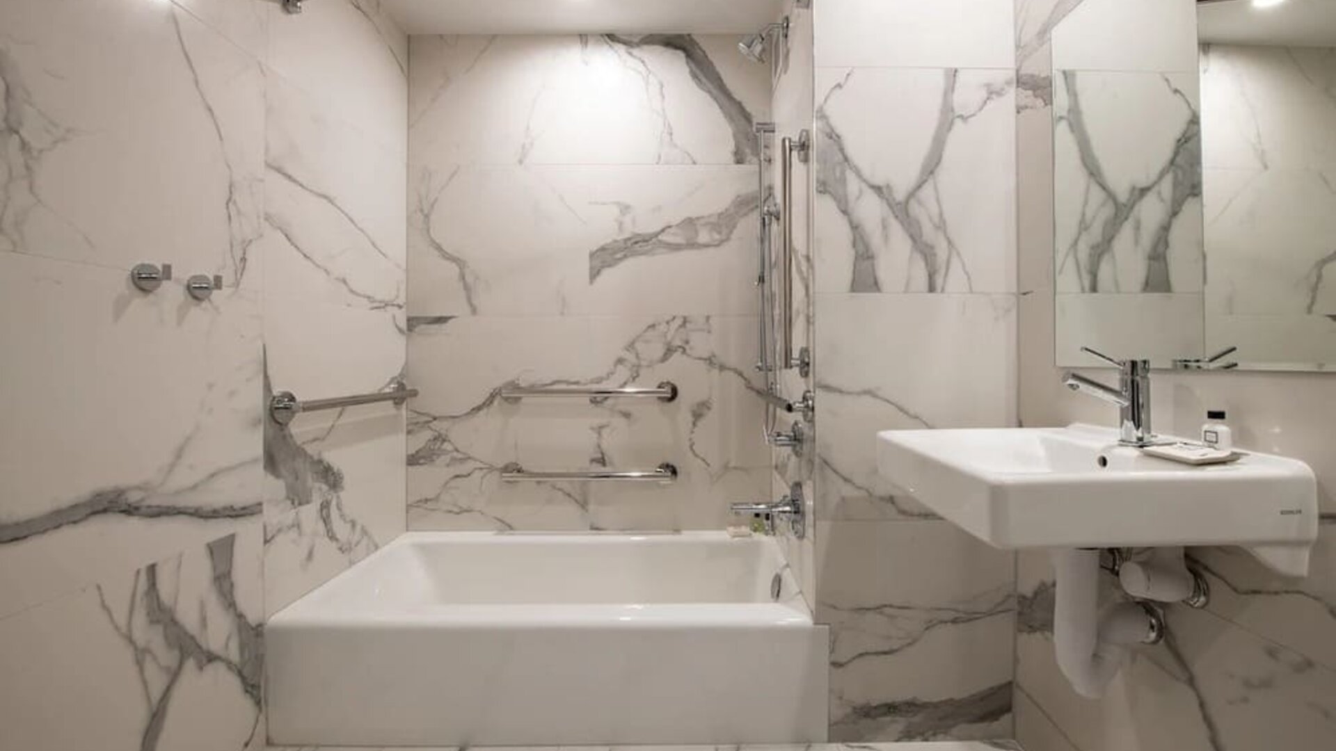 Modern bathroom at Aliz Hotel Times Square.