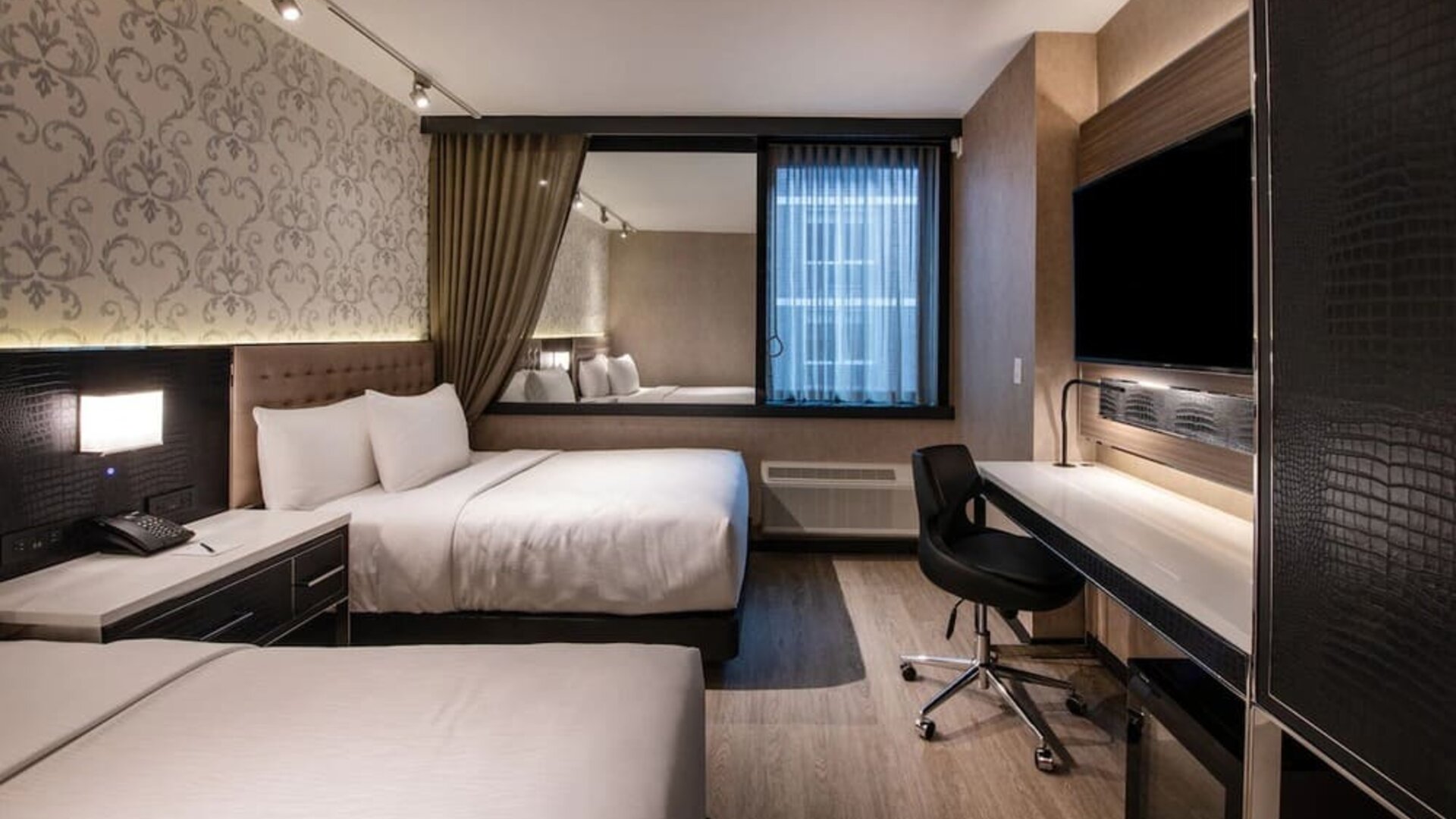 Day room with work desk and chair at Aliz Hotel Times Square.