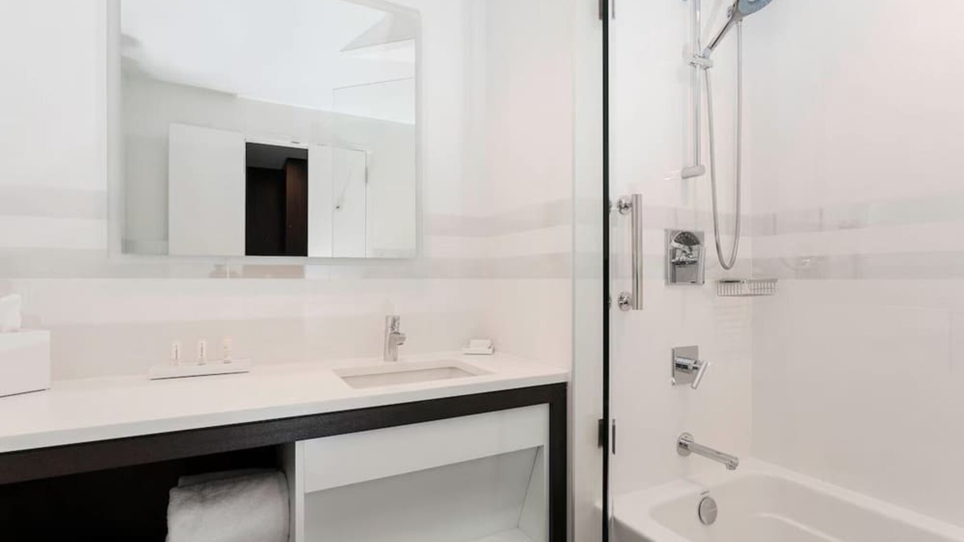 Modern bathroom with plush towels at Courtyard By Marriott Long Island City/New York Manhattan View.