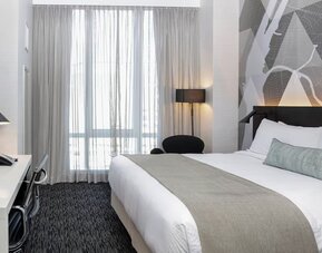 Day use room with workspace and natural light at Courtyard By Marriott Long Island City/New York Manhattan View.