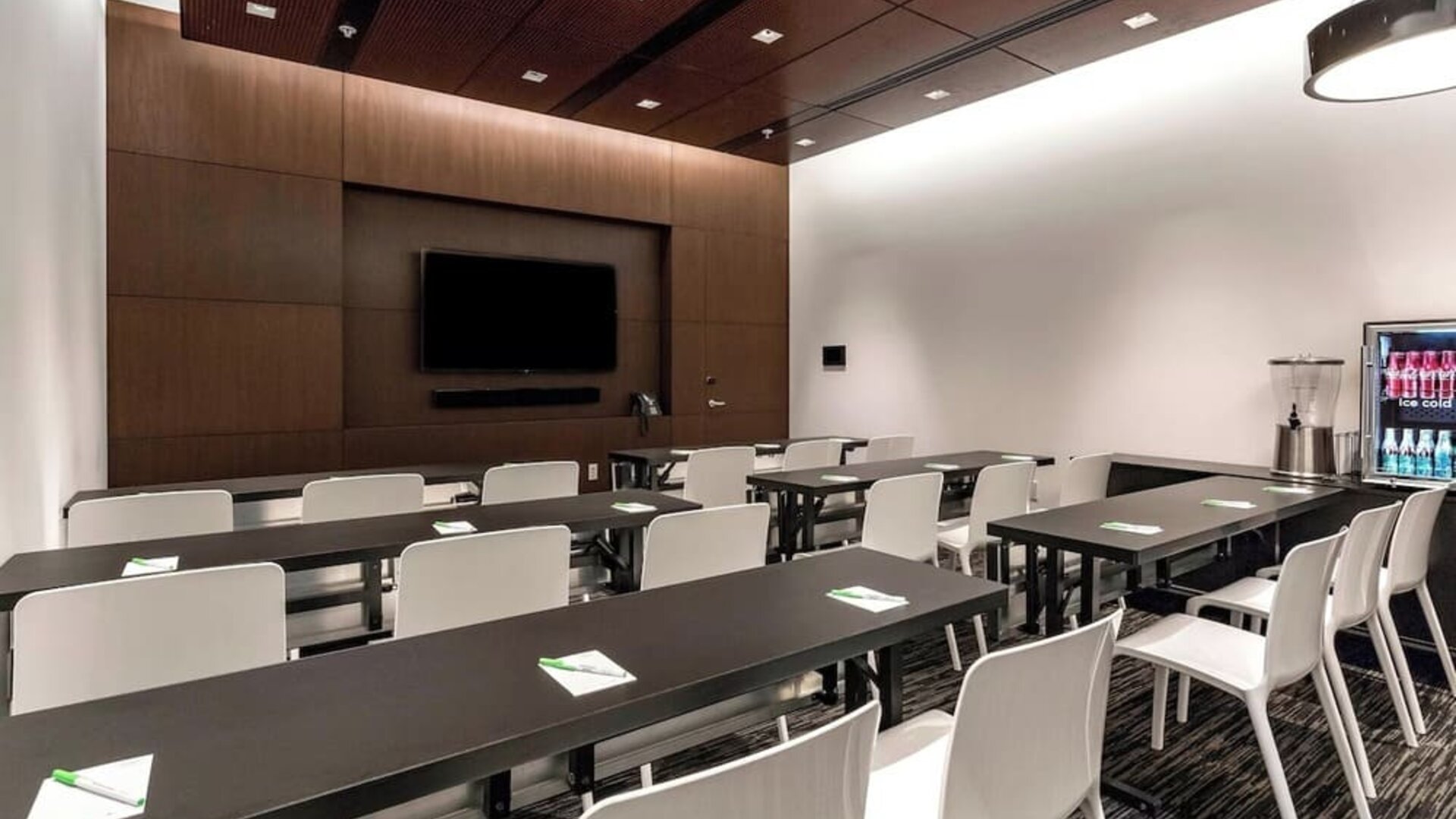 Meeting room at Courtyard By Marriott Long Island City/New York Manhattan View.
