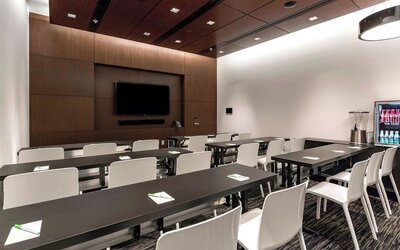 Meeting room at Courtyard By Marriott Long Island City/New York Manhattan View.