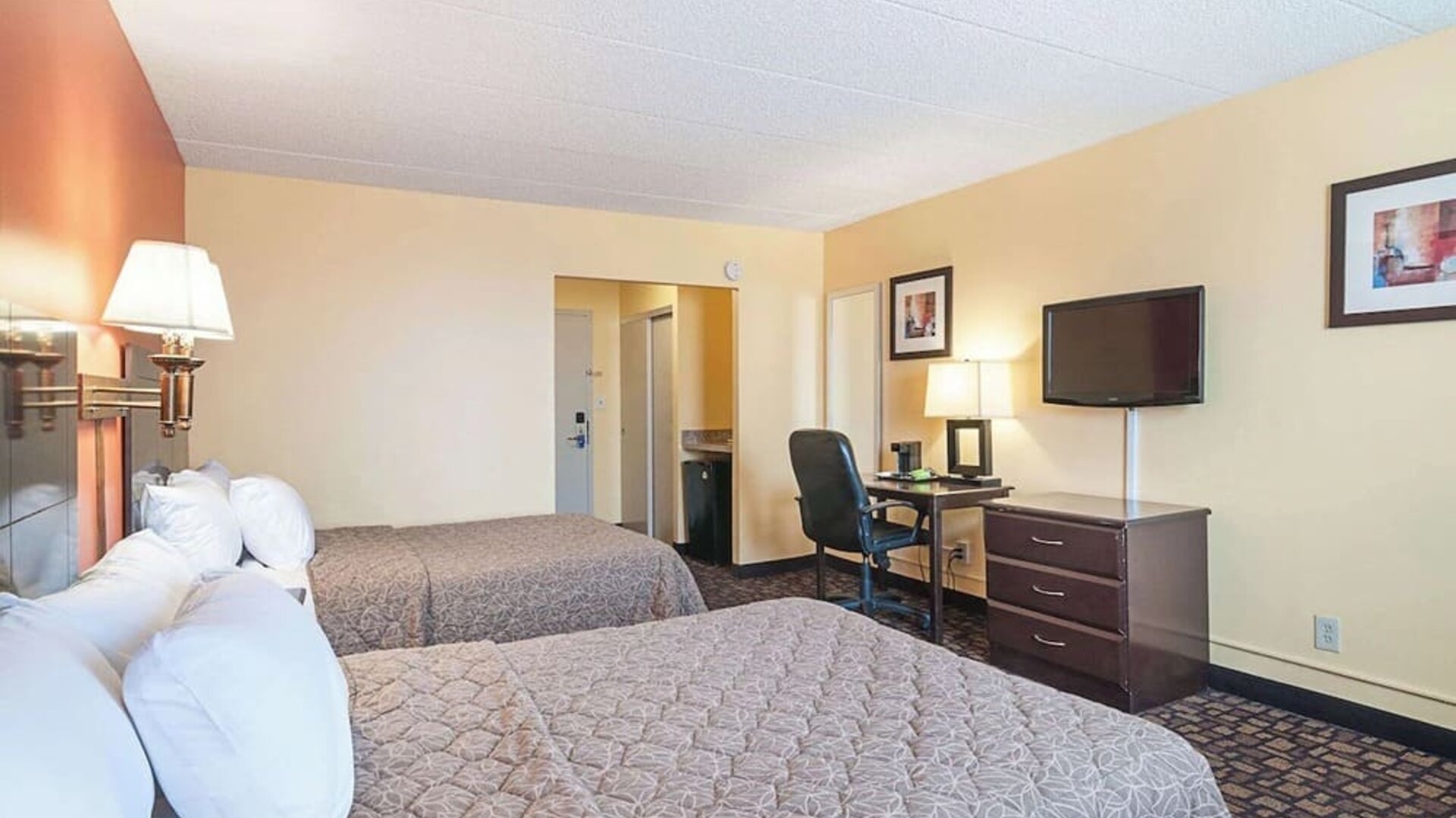 Day use room with work desk at Rodeway Inn Meadowlands.