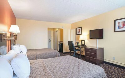 Day use room with work desk at Rodeway Inn Meadowlands.