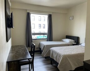 Day room with work space at Astoria Inn LaGuardia Hotel.