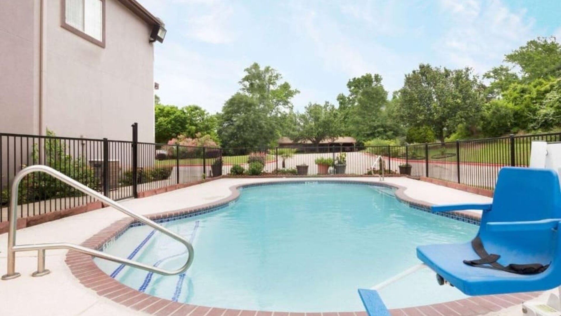 Outdoor pool at Hotel Piney Woods.