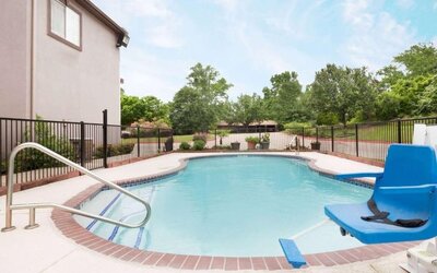 Outdoor pool at Hotel Piney Woods.