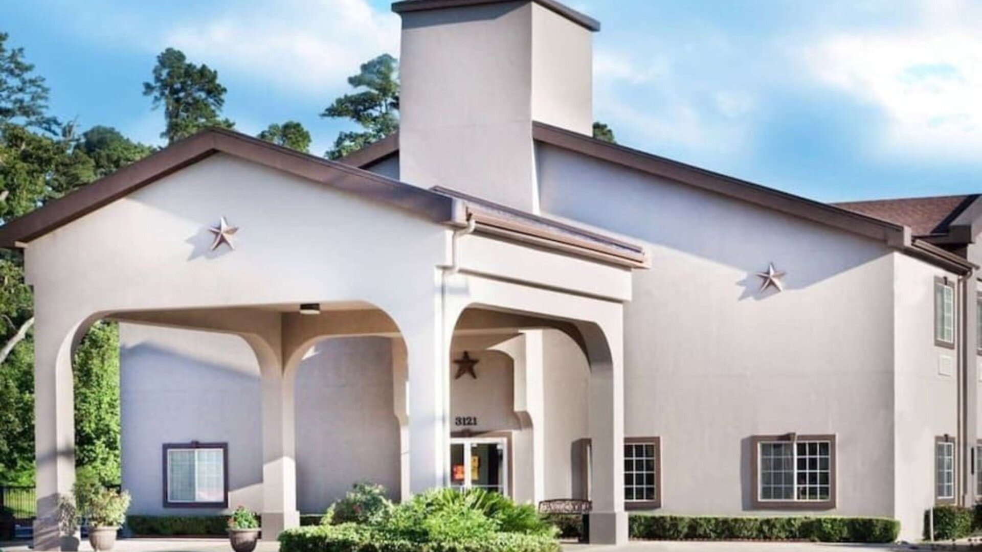 Exterior view of Hotel Piney Woods.