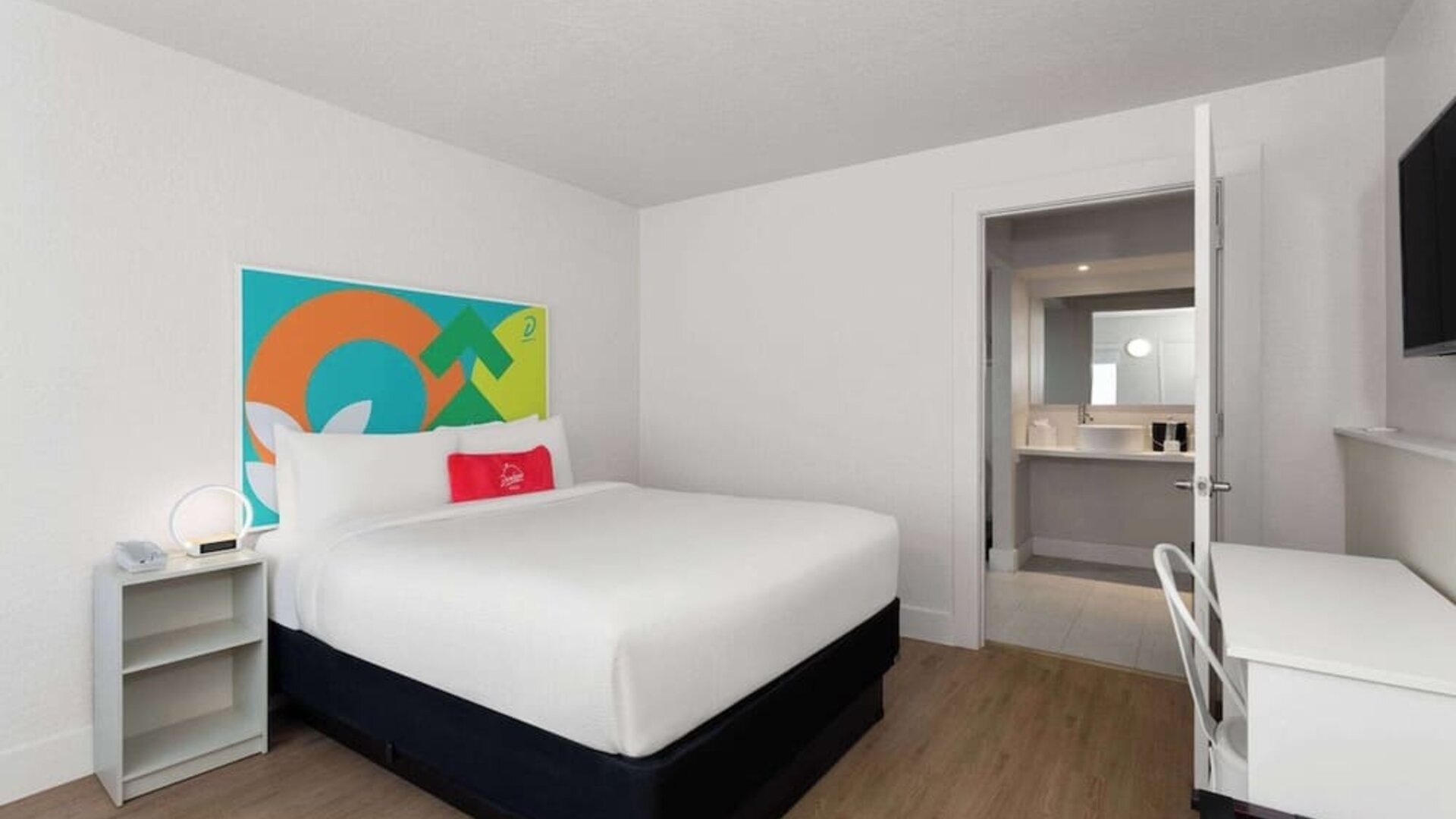 Day room with workspace at Travelodge by Wyndham Fundamental.