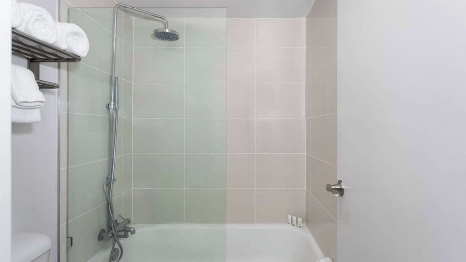 Bathroom with towels at Travelodge by Wyndham Fundamental.