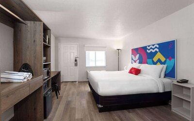 Day room with workspace at Howard Johnson by Wyndham Highway.