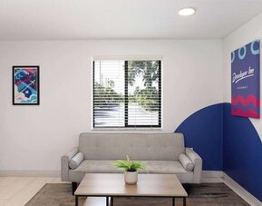 Lobby with comfortable seating at Howard Johnson by Wyndham Highway.