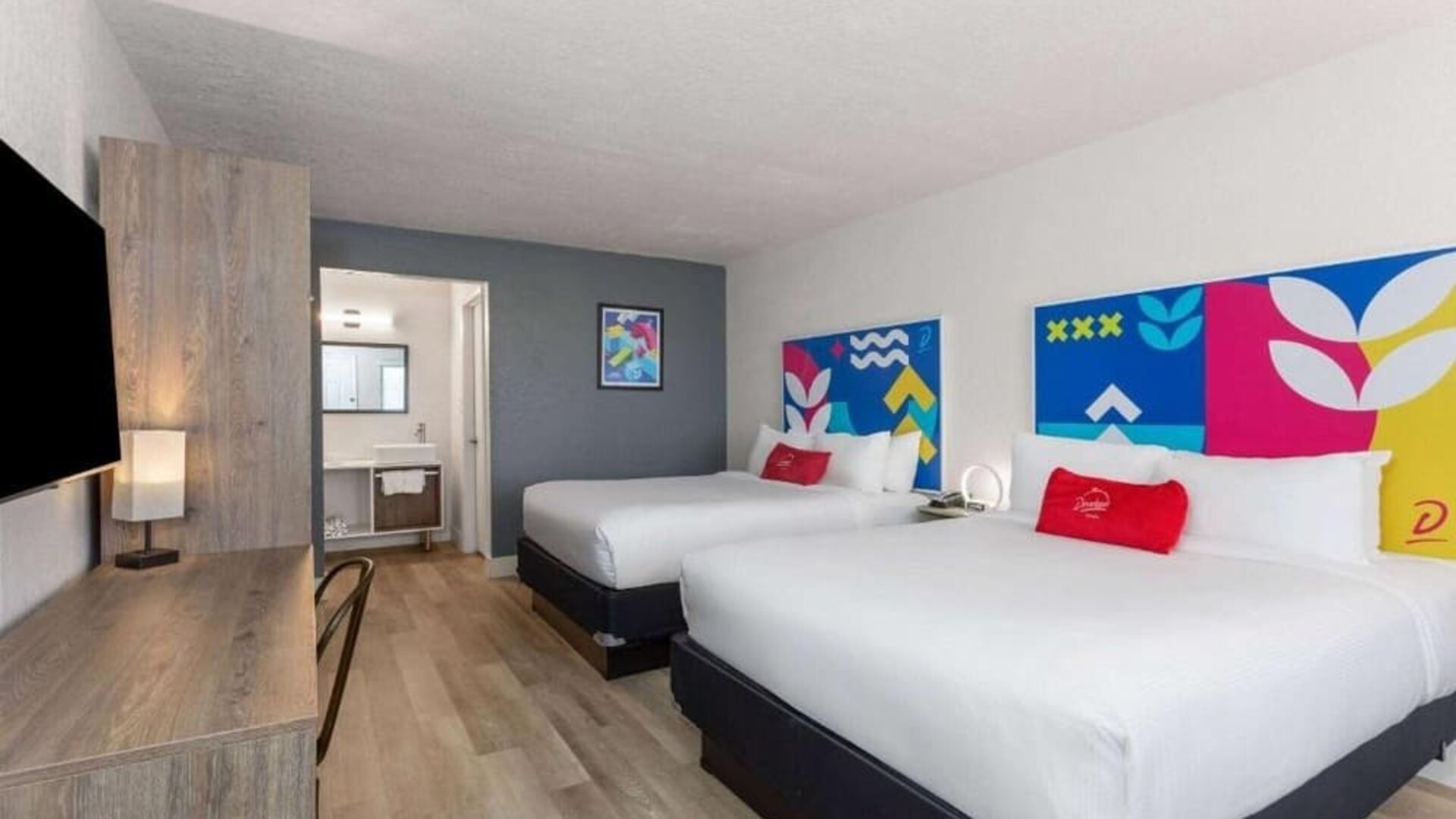 Day room with workspace at Howard Johnson by Wyndham Highway.