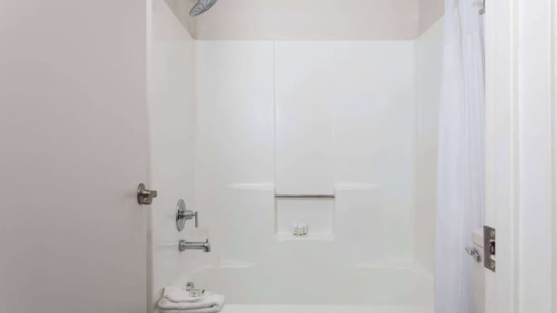 Bathroom at Howard Johnson by Wyndham Highway.