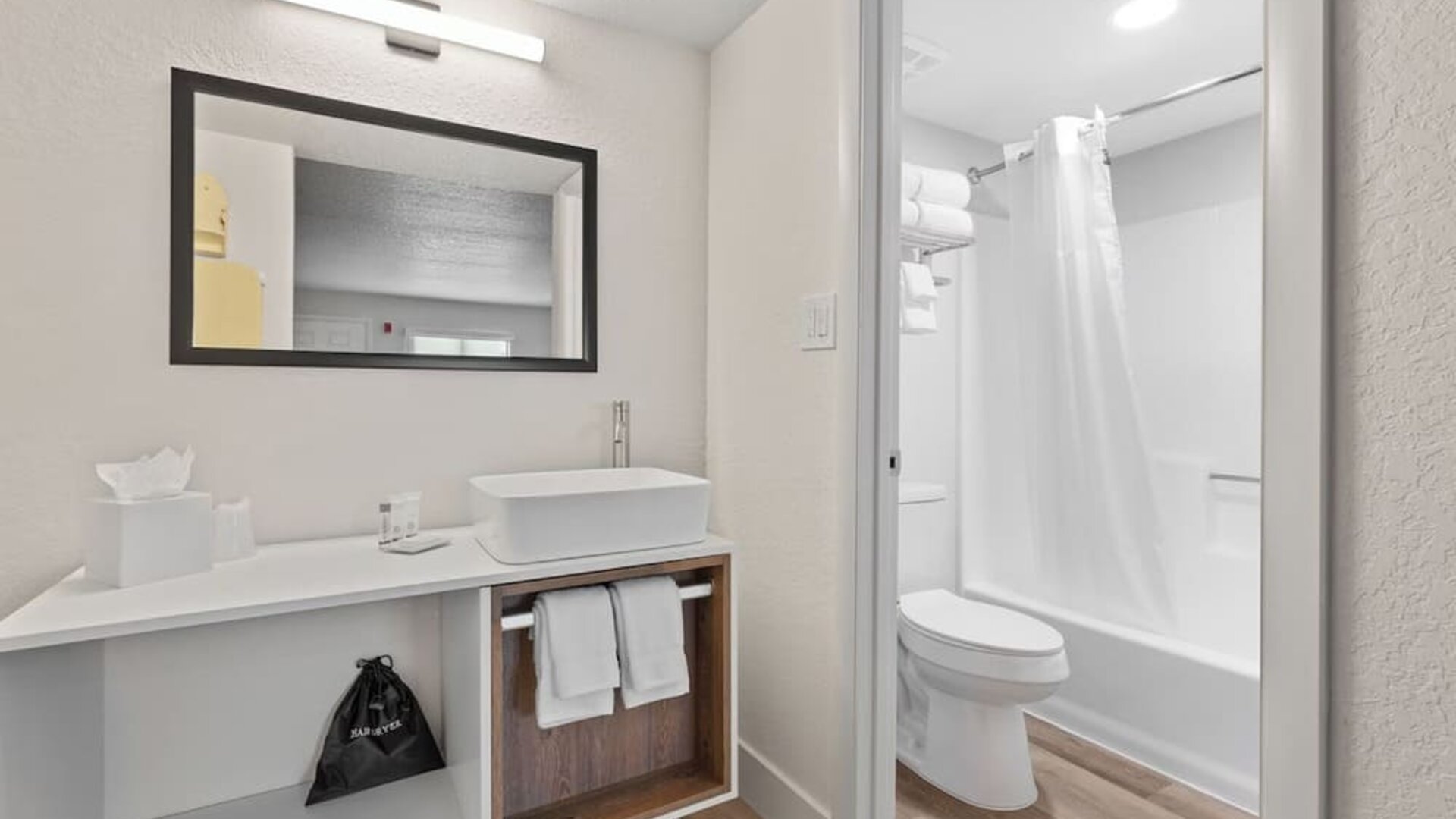 Bathroom at Howard Johnson by Wyndham Highway.
