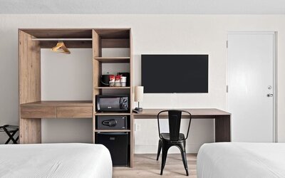 Day room with workspace at Howard Johnson by Wyndham Highway.
