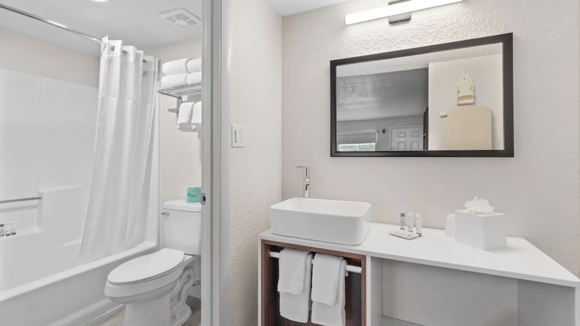 Bathroom at Howard Johnson by Wyndham Highway.