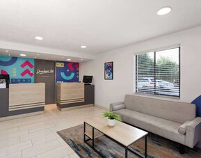 Reception area at Howard Johnson by Wyndham Highway.