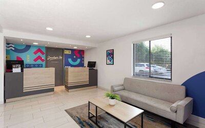 Reception area at Howard Johnson by Wyndham Highway.