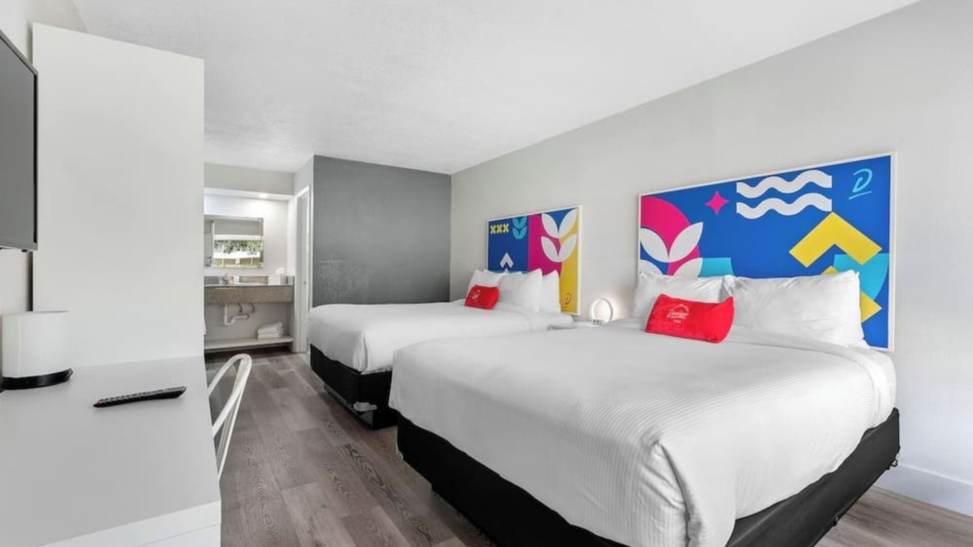 Day room with workspace at Baymont by Wyndham Maingate.