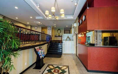 Reception area at Sky Hotel Flushing - Laguardia Airport.