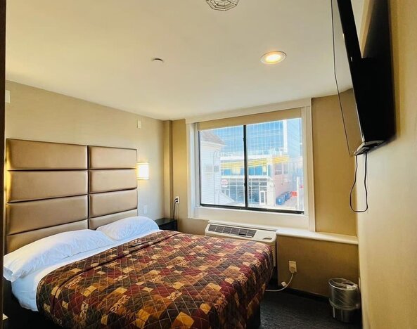 Day room with natural light at Hotel Key.