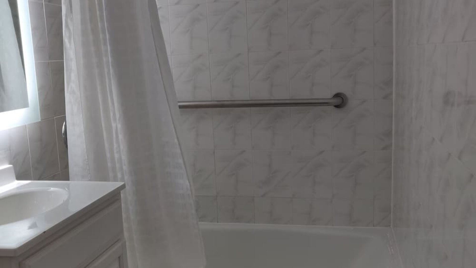 Bathroom with shower and tub at Hotel Key.