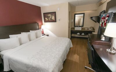Day room with work station at Red Roof Inn PLUS+ Secaucus - Meadowlands - NYC.