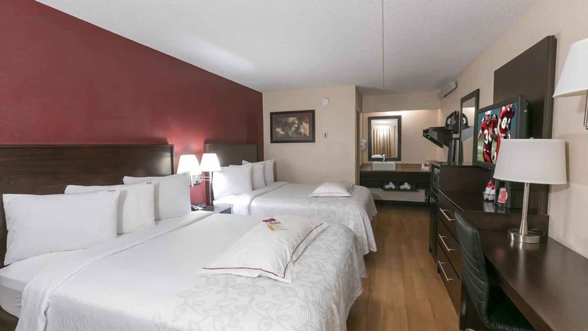 Day room with work station at Red Roof Inn PLUS+ Secaucus - Meadowlands - NYC.