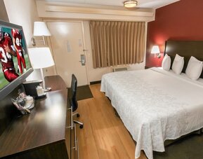 Day room with work station at Red Roof Inn PLUS+ Secaucus - Meadowlands - NYC.
