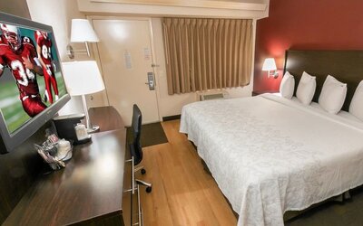 Day room with work station at Red Roof Inn PLUS+ Secaucus - Meadowlands - NYC.