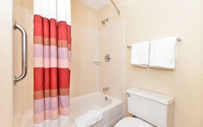 Bathroom with towels at Red Roof Inn PLUS+ Secaucus - Meadowlands - NYC.
