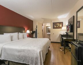 Day room with work station at Red Roof Inn PLUS+ Secaucus - Meadowlands - NYC.