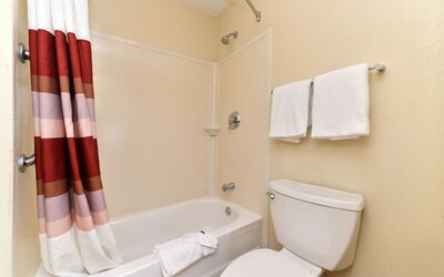 Bathroom with towels at Red Roof Inn PLUS+ Secaucus - Meadowlands - NYC.